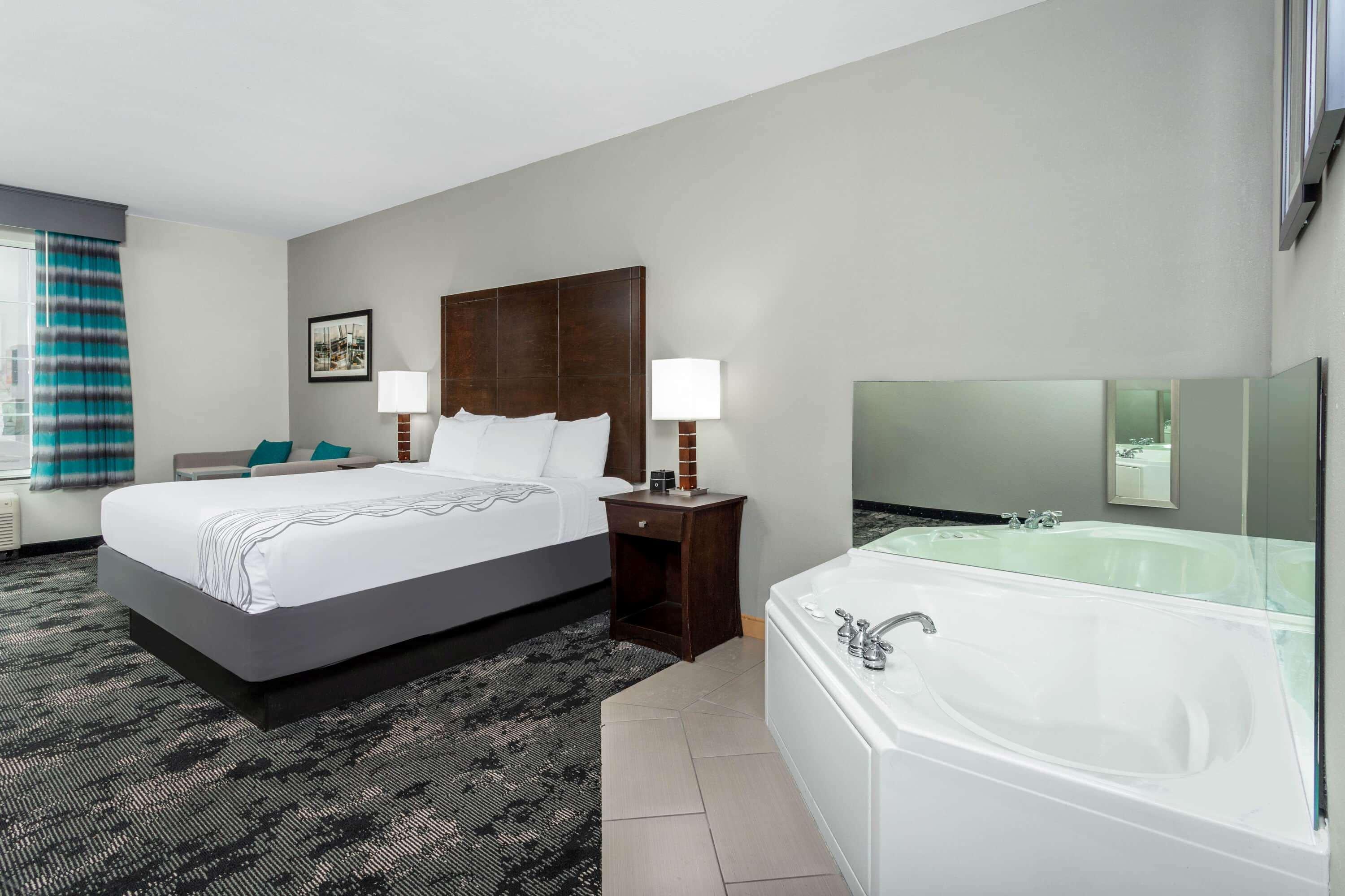 La Quinta By Wyndham Columbus - Edinburgh Hotel Exterior photo