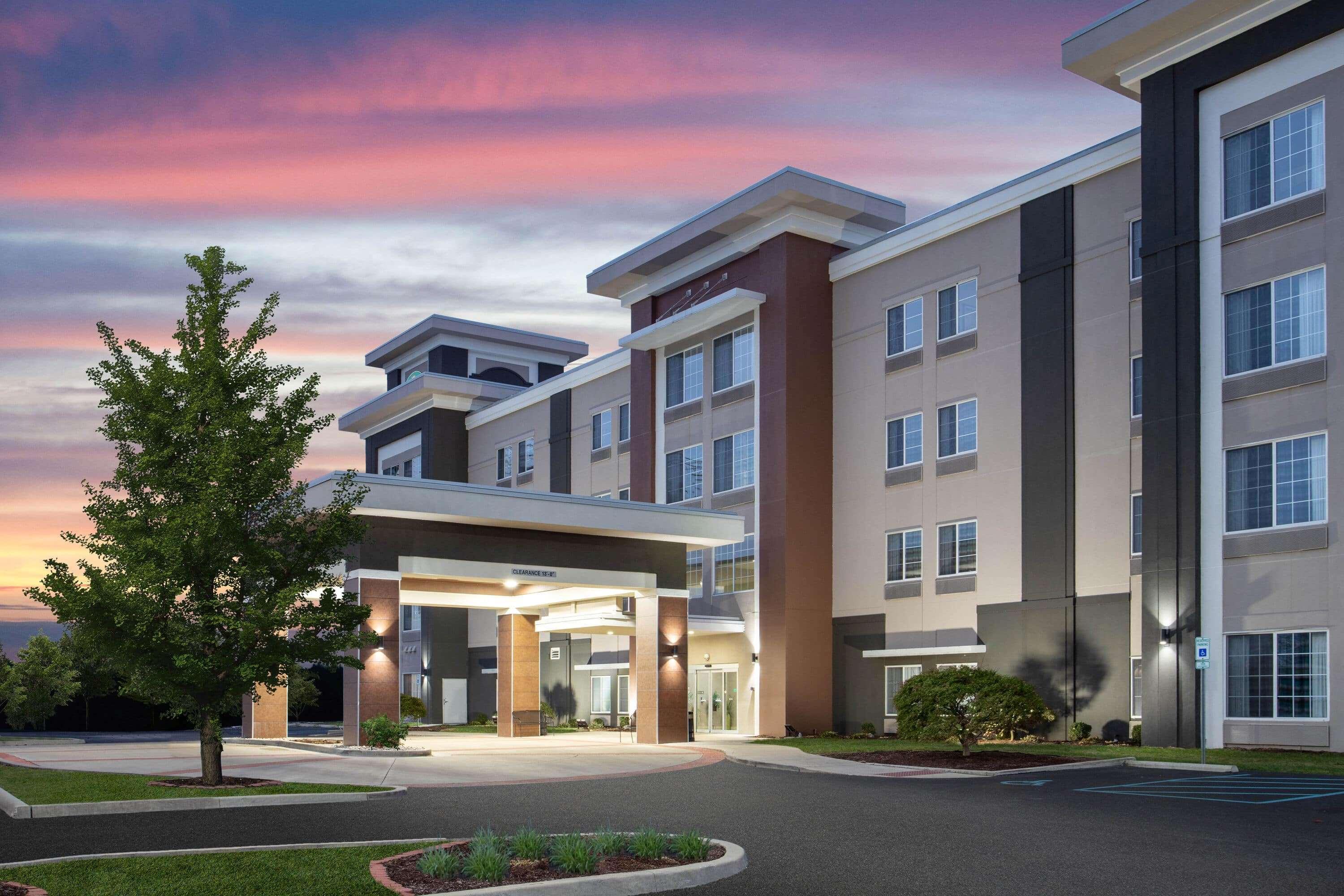 La Quinta By Wyndham Columbus - Edinburgh Hotel Exterior photo