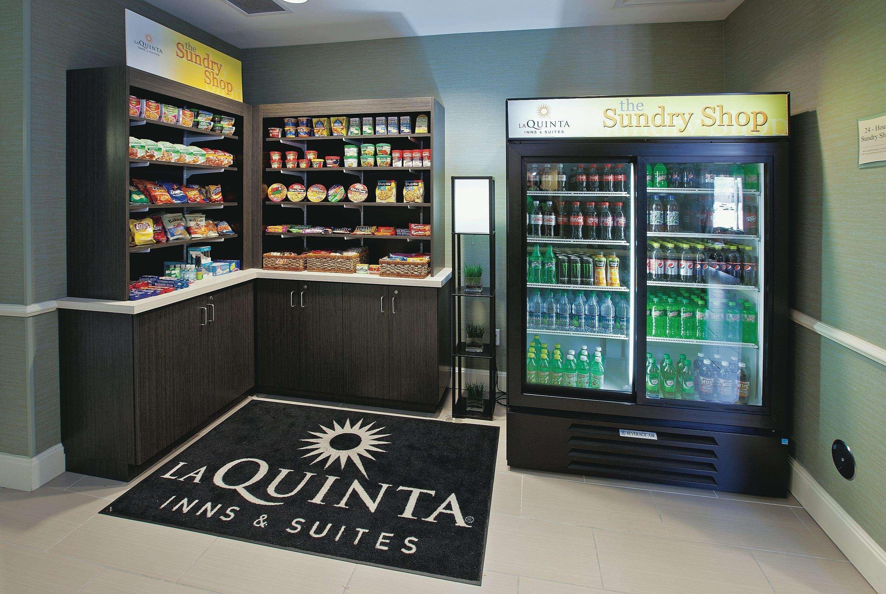 La Quinta By Wyndham Columbus - Edinburgh Hotel Exterior photo