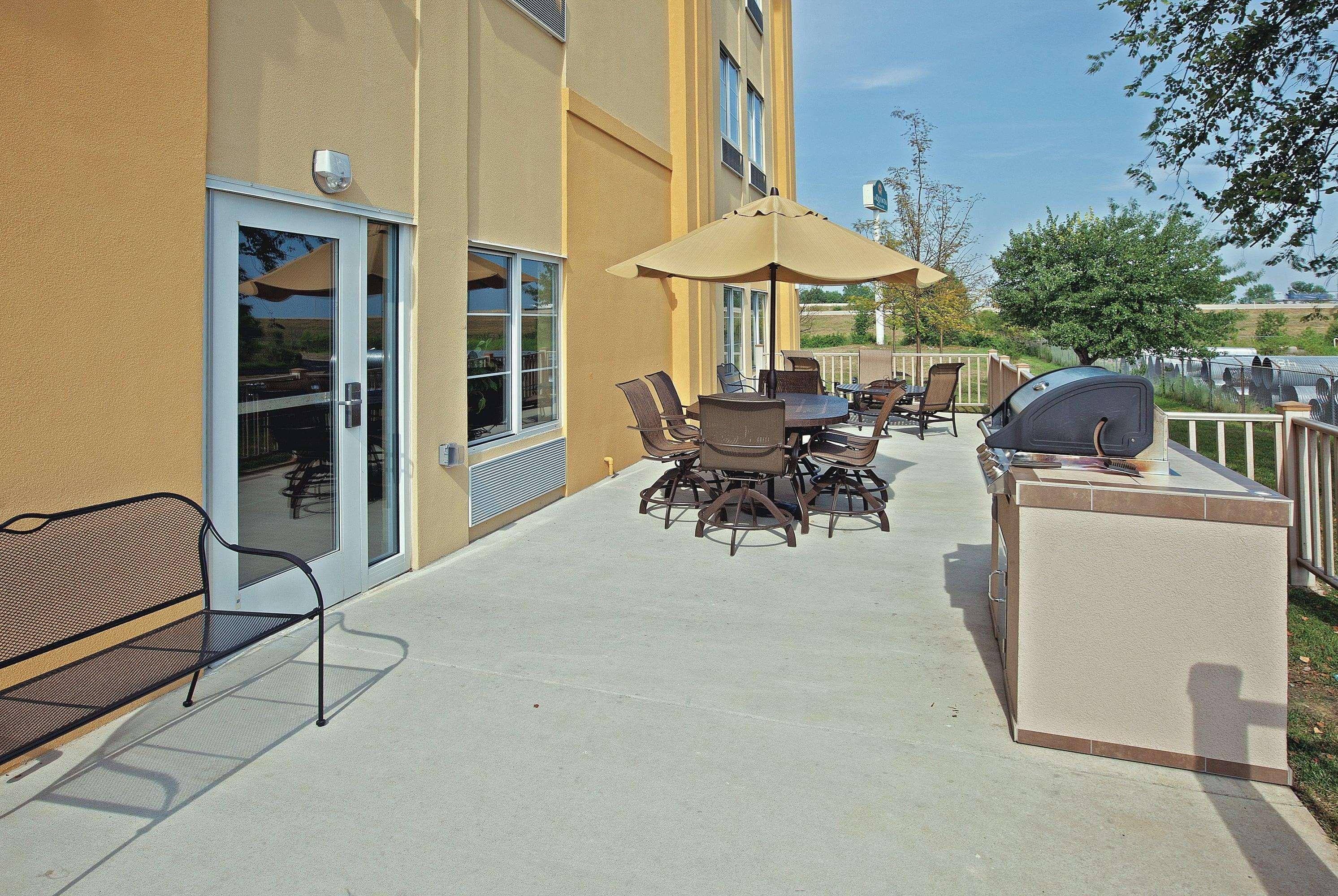 La Quinta By Wyndham Columbus - Edinburgh Hotel Exterior photo