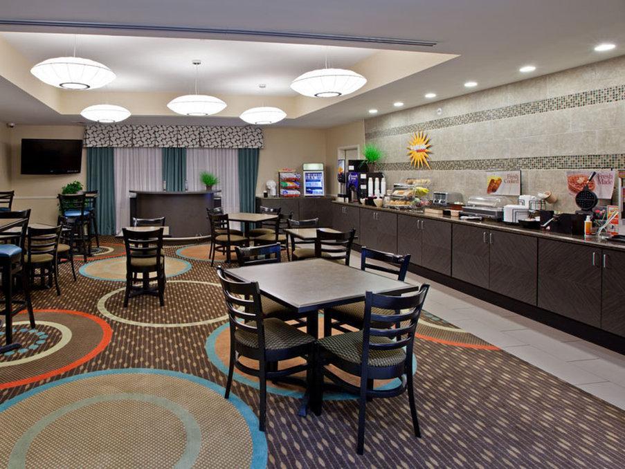 La Quinta By Wyndham Columbus - Edinburgh Hotel Exterior photo