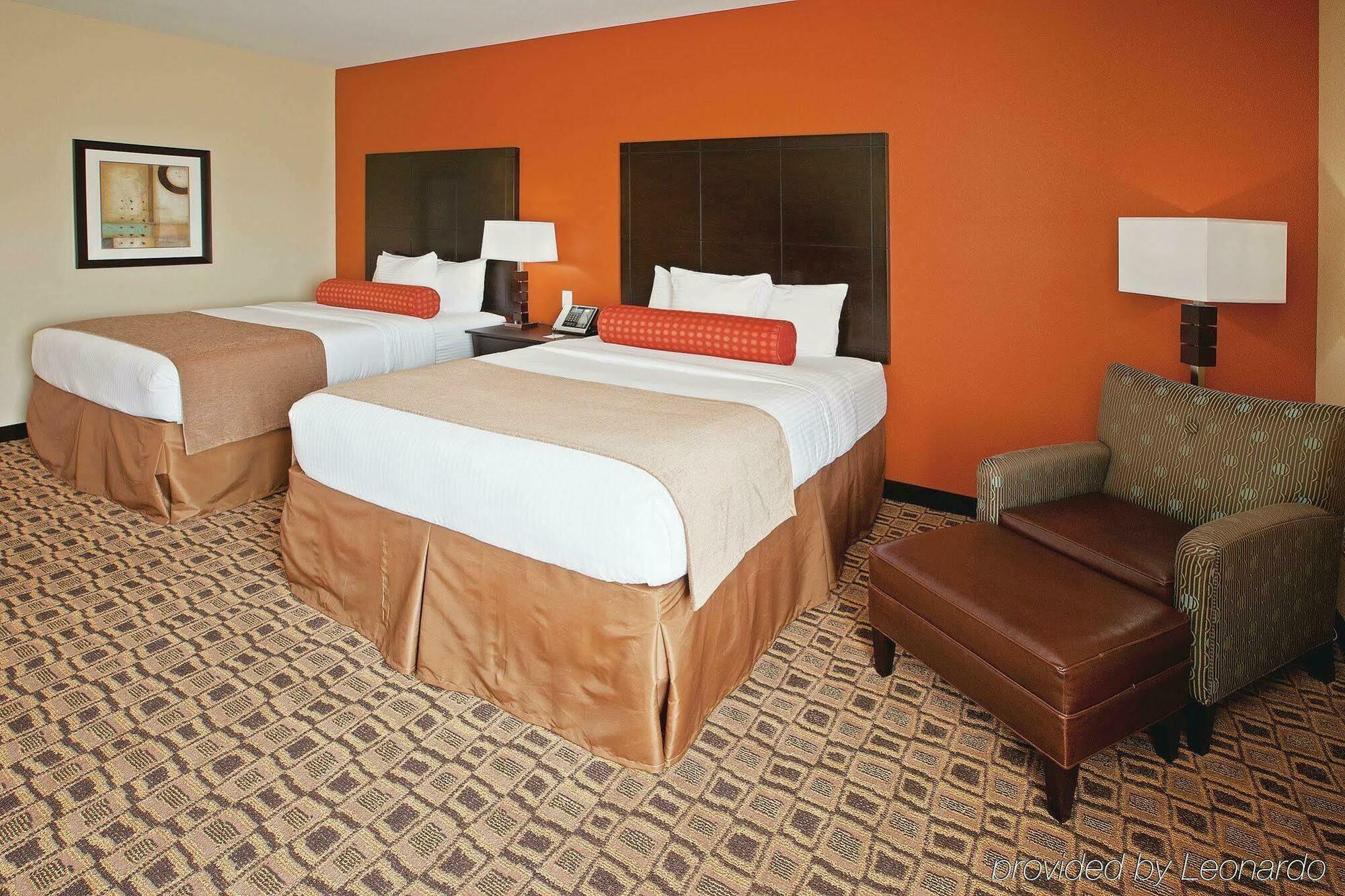La Quinta By Wyndham Columbus - Edinburgh Hotel Exterior photo